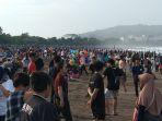 Suasana-keramaian-wisatawan-di-bibir-pantai-barat-Pangandarann.jpg