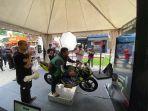 Suasana-keseruan-mencoba-simulator-MotoGP-di-Pasar-Kreatif-Jabara.jpg