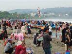 Suasana-kunjungan-wisatawan-di-Pantai-Barat-Pangandaranv.jpg