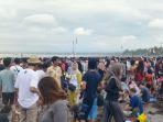 Suasana-lautan-manusia-di-bibir-pantai-barat-PangandaranV.jpg