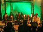 Suasana-tradisi-pembacaan-Babad-Cirebon-2072023-malam-2.jpg