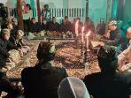 Suasana-tradisi-pembacaan-Babad-Cirebon-2072023-malam.jpg