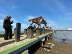 Suasana-wisatawan-saat-berlibur-di-Pantai-Balongan-Indahs.jpg