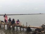 Swafoto-Berlatar-Belakang-Pantai-Kejawanan-Cirebon-Jadi-Favorit-Kaum-Milenial-di-Akhir-Pekan.jpg