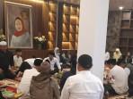 Tampak-para-tetamu-berdatangan-ke-rumah-duka-Bupati-Purwakarta-Saepul-Bahri-BinzeinS.jpg