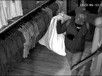 Tangkapan-layar-CCTV-saat-pencuri-memasukkan-baju-dan-jaketD.jpg