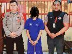 Tersangka-DA-saat-akan-di-masukan-ke-Rutans.jpg