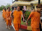 Tersangka-kasus-narkoba-saat-digiring-polisi-dalam-konferensi-perss.jpg