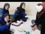 Tiga-anggota-Srikandi-Damkar-Kota-Cirebon-saat-sedang-membantu-seorangSS.jpg