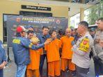 Tiga-begal-sadis-asal-Bandung-Barat-saat-dihadirkanSQ.jpg