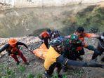 Tim-SAR-gabungan-saat-evakuasi-korban-tenggelam-di-aliran-sungai-Curug-Oroks.jpg