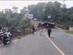 Truk-bermuatan-kelapa-mengalami-kecelakaan-di-Jalan-Raya-Puncak-tepatnyag.jpg