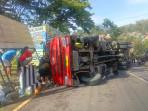 Truk-bermuatan-pupuk-terguling-di-Jalan-Raya-Nagreg-Desa-CiherangS.jpg