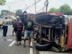 Truk-bermuatan-wortel-terguling-di-jalur-berbelokG.jpg