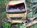 Truk-colt-diesel-terjun-ke-jurang-di-Jalan-Sukabumi-BantenS.jpg
