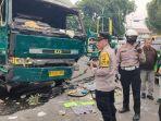 Truk-kontainer-berwarna-hijau-menabrak-belasan-kendaraanv.jpg