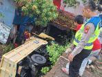 Truk-nopol-E-8241-BE-terperosok-masuk-ke-parit-usaid.jpg