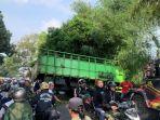Truk-tronton-bermuatan-teh-mengalami-kecelakaan-di-Jalan-Raya-Sukabumi-tepatnyas.jpg