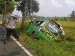 Upaya-evakuasi-mobil-angkot-yang-terperosok-ke-parit-di-Jalan-Raya-Garawangi-Kuningann.jpg