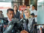 Venna-Melinda-didampingi-Hotman-Paris-Hutapea-saat-pemeriksaan-di-Mapolda-Jatimm.jpg
