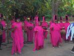 Viral-Emak-emak-di-Majalengka-Pakai-Kerudung-Nyetrik-Ditambah-Peci-Hitam-Ternyata-Grup-Musik.jpg