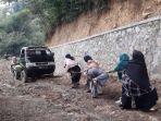 Viral-Ibu-Ibu-PKK-di-Cianjur-Tarik-Mobil-dengan-Tali-karena-Jalan-Rusak.jpg