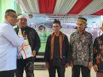Wakil-Menteri-ATRBPN-Ossy-Dermawan-kiri-saat-menyerahkanGE.jpg