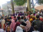 Warga-Berebut-Air-Bekas-cucian-Pusaka.jpg