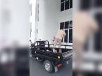 Warga-Buang-Sampah-di-Kantor-BUpati.jpg