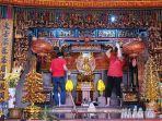 Warga-Tionghoa-saat-membersihkan-altar-dewaa.jpg