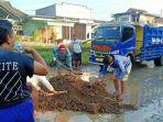 Warga-Tugu-Lor-Indramayu-Turun-Ke-Jalanan-Patungan-Demi-Tambal-Jalan-yang-Rusak-Parah-1.jpg
