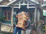 Warga-saat-selamatkan-barang-di-rumah-dari-ancaman-longsord.jpg