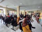 Warga-yang-mengantre-untuk-sidang-perceraian-di-Pengadilan-Agama-Indramayuu.jpg