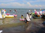 Wisatawan-di-Pantai-Karangsong.jpg