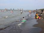 Wisatawan-saat-berlibur-di-Pantai-Tiris-Indramayut.jpg