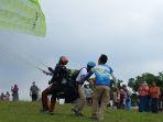 Wisatawan-saat-menjajal-paralayang-di-Gunung-Pantenf.jpg