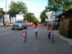 aak-anak-manfaatkan-jalan-kosong-di-indramayu.jpg