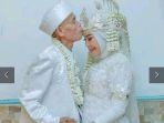 abah-sarna-cium-istri.jpg