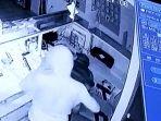aksi-maling-di-toko-id-cellular-terekam-cctv-50-handphone-digondol-senilai-rp-112-juta.jpg
