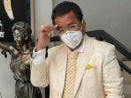 aksi-tak-terduga-hotman-paris-saat-tahu-ibunya-direndahkan-langsung-lempar-ratusan-uang-ke-pelayan.jpg