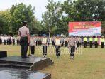 anggota-unit-propam-polres-bangkalan-memegang-foto-brigadir-sp-dan-brigadir-fs.jpg