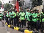 antrean-pengemudi-ojek-online-di-mcd-dago-untuk-membeli-pesanan-bts-meal.jpg