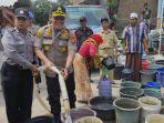 Masih Krisis Air Bersih di Cirebon, Polres Cirebon Kota Salurkan 46 Tangki Air Bersih ke Wilayah Ini