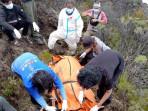 berhasil-membawa-jasad-ODGJ-yang-diketahui-membusuk-di-Puncak-Gunung-CiremaiS.jpg