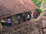 breaking-news-longsor-timpa-rumah-warga-di-majalengka-sejumlah-ruangan-hancur.jpg