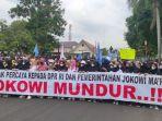 buruh-di-majalengka-bentangkan-spanduk-jokowi-mundu-24112021.jpg