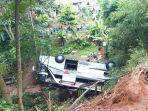 bus-masuk-jurang-di-sumedang-2.jpg