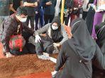 cerita-pilu-istri-pramugara-sriwijaya-air-okky-bisma-peluk-makam-suamai-sambil-menangis.jpg