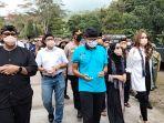 cinta-laura-dan-mentri-pariwisata-dan-ekraf-sandiaga-uno-hadir-di-desa-wisata-kuningan-jabar-1.jpg