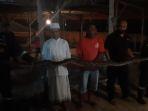 damkar-tangkap-ular-piton-4-meter.jpg